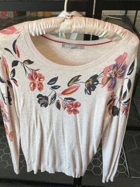 Feminine scoopneck sweater